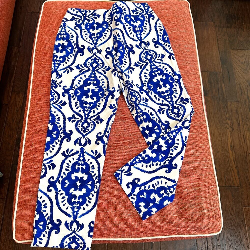 Chicos Womens Blue and White Pullon So Slimming Crops size 6 (o.5)